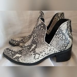 Blondo womens waterproof leather snakeskin design ankle boot size 7